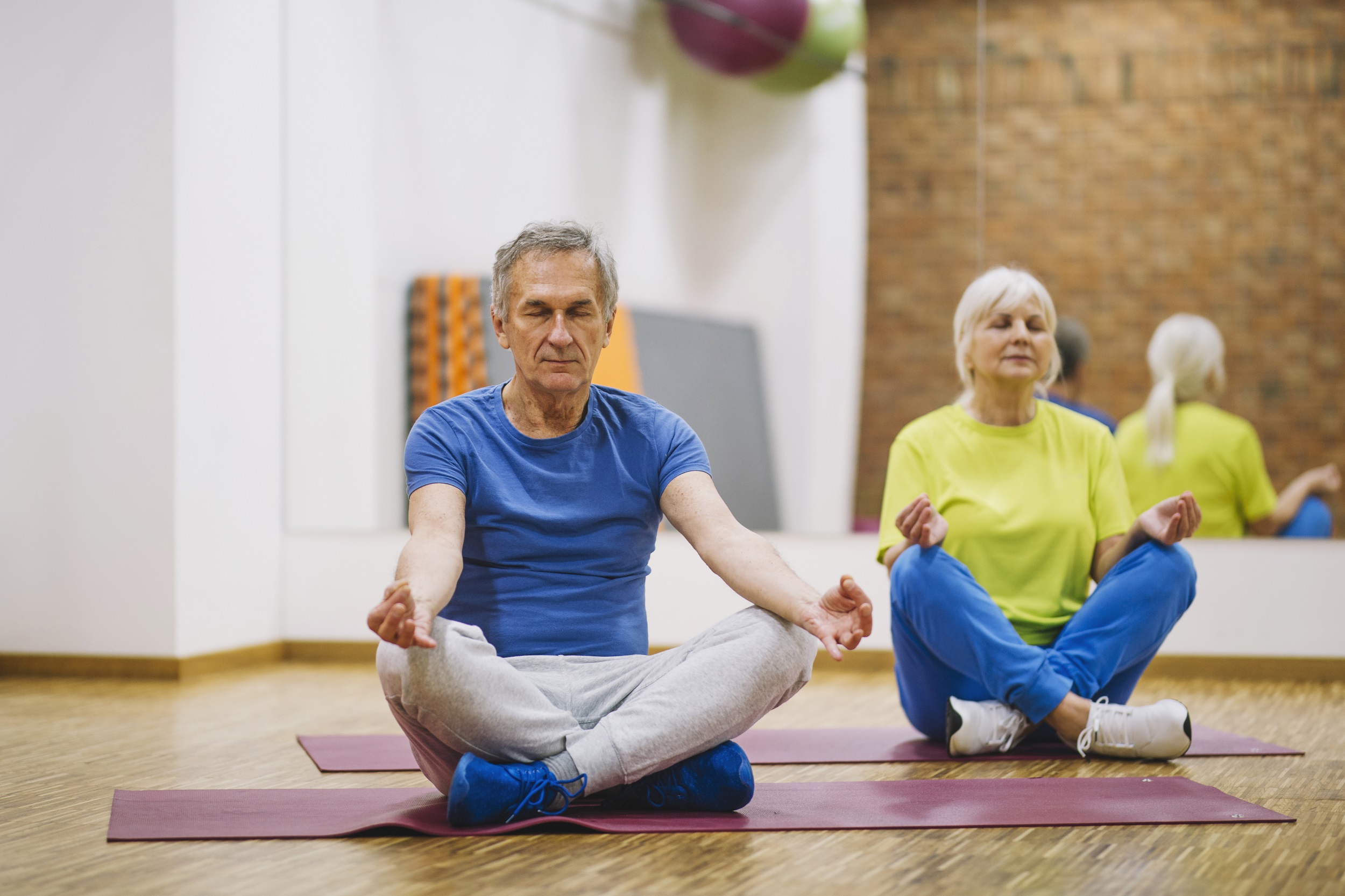 Спортивное долголетие. Физкультура для пожилых. Йога для пожилых. Пенсионеры спорт. Упражнения для пожилых людей.